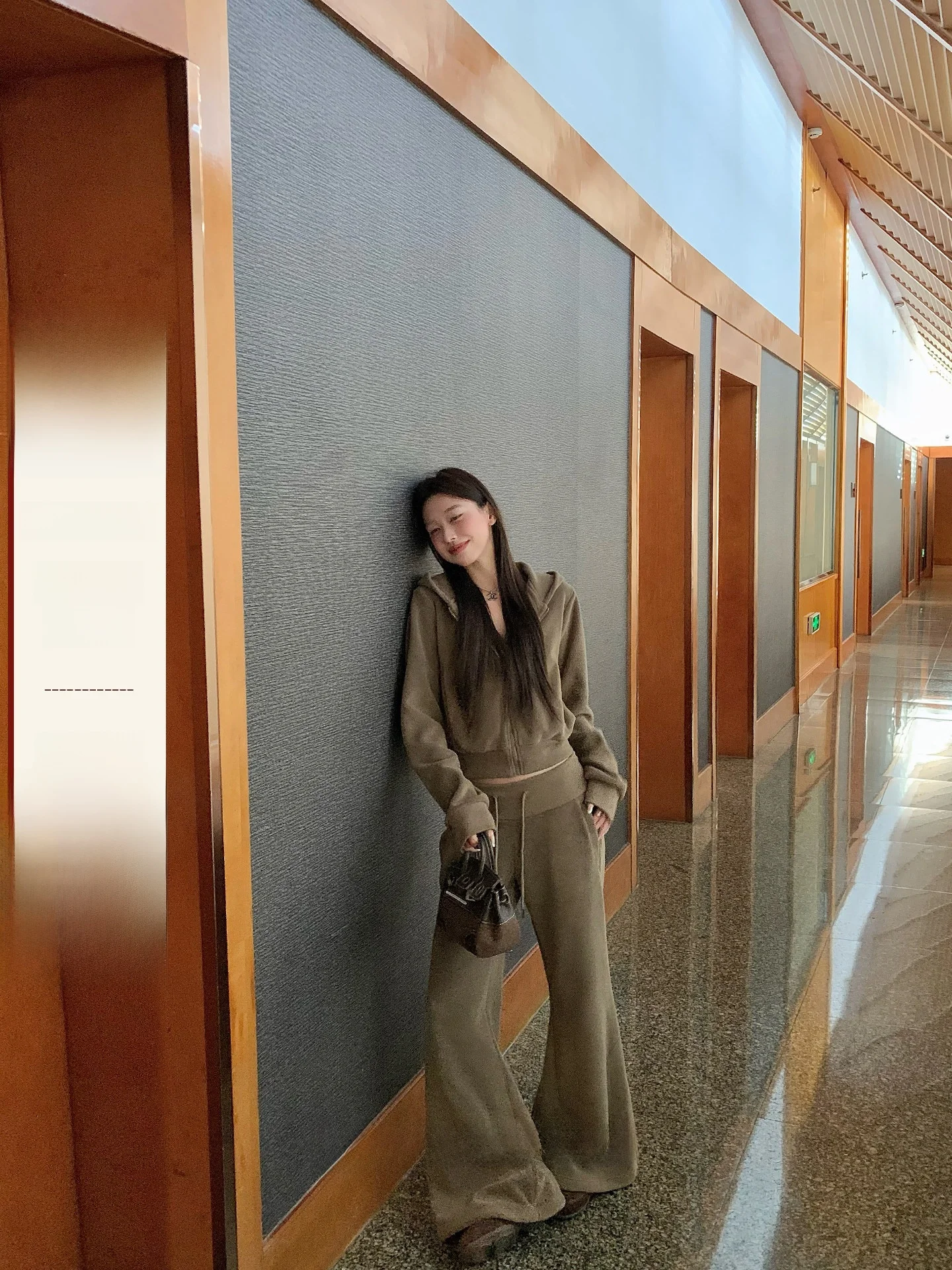 Корейский комплект из двух предметов: кардиган с капюшоном и расклешенные повседневные брюки с высокой талией, длинными рукавами и застежкой-молнией
Корейский комплект из двух предметов: кардиган с капюшоном и расклешенные повседневные брюки с высокой талией, длинными рукавами и застежкой-молнией