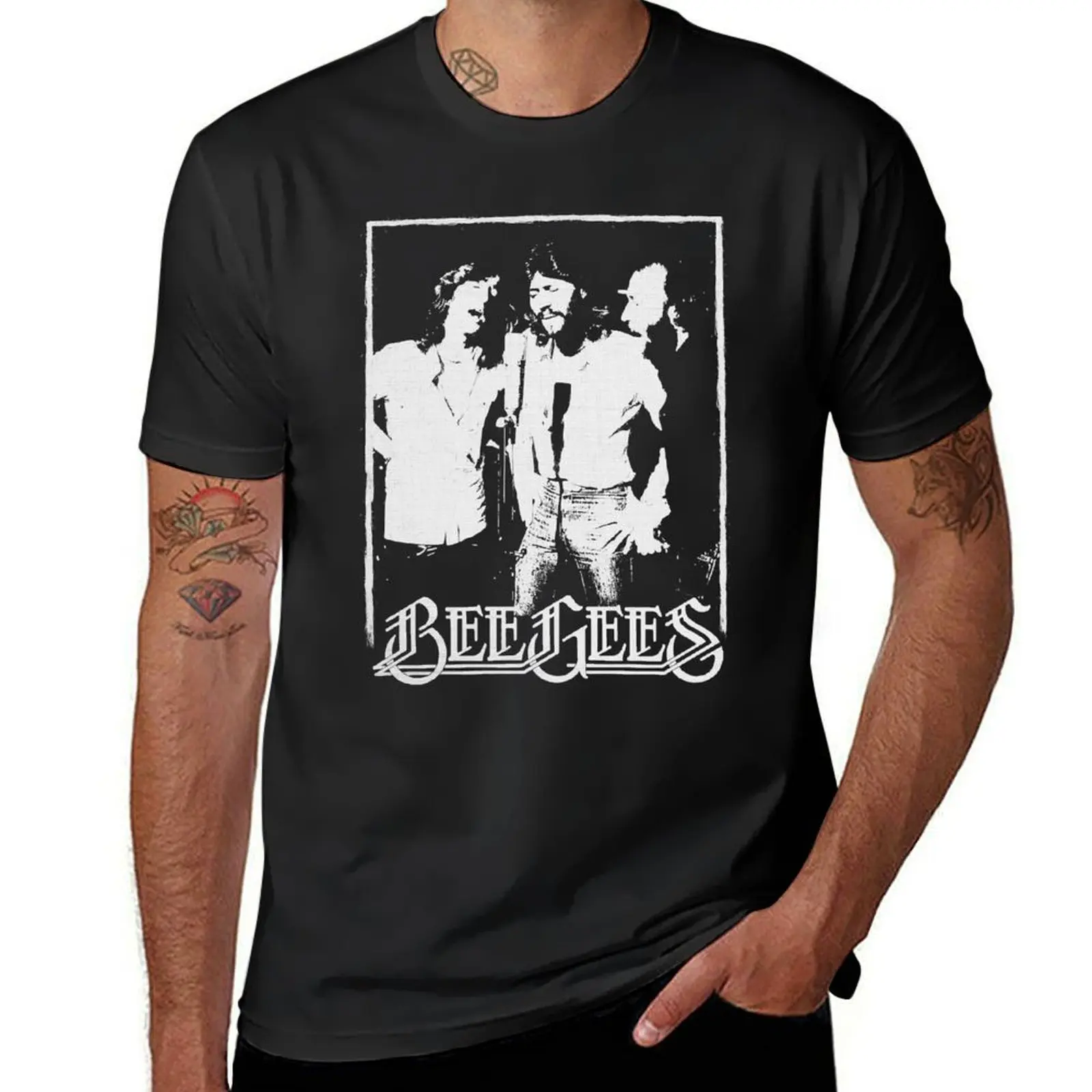 Футболка Bee Gees Band, незаменимая футболка для мальчиков, футболки с животным принтом в стиле аниме, хлопковые мужские футболки, мужская мода
Футболка Bee Gees Band, незаменимая футболка для мальчиков, футболки с животным принтом в стиле аниме, хлопковые мужские футболки, мужская мода