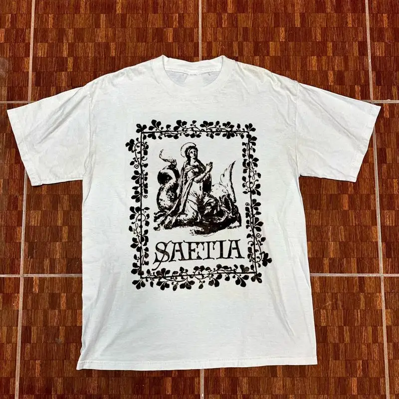 VTG 90s Saetia Band Подарок для фаната Белая рубашка с коротким рукавом всех размеров
VTG 90s Saetia Band Подарок для фаната Белая рубашка с коротким рукавом всех размеров