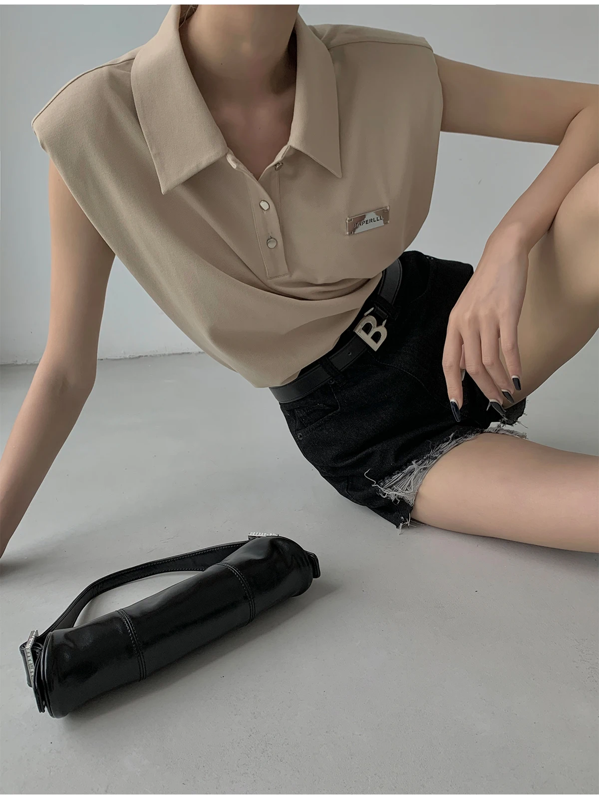 Повседневная свободная женская летняя футболка с отложным воротником, широкими плечевыми вставками и прямым кроем из хлопка
Повседневная свободная женская летняя футболка с отложным воротником, широкими плечевыми вставками и прямым кроем из хлопка