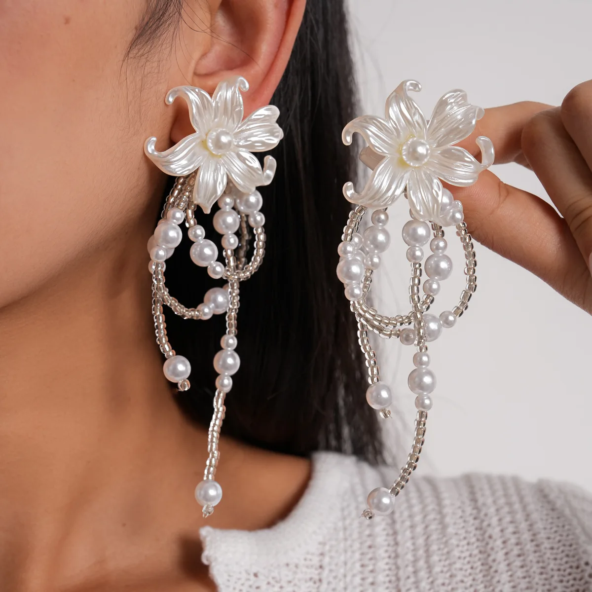 White Simulated Pearl Flower Drop Earrings for Women French Elegant Statement Long Tassel Pendant Earrings Wedding Party Evening
White Simulated Pearl Flower Drop Earrings for Women French Elegant Statement Long Tassel Pendant Earrings Wedding Party Evening