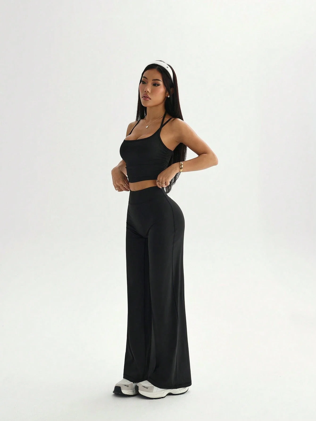 Women's Minimalist Solid Color Spaghetti Strap Cropped Top And High Waist Wide Leg Pants Set
Women's Minimalist Solid Color Spaghetti Strap Cropped Top And High Waist Wide Leg Pants Set