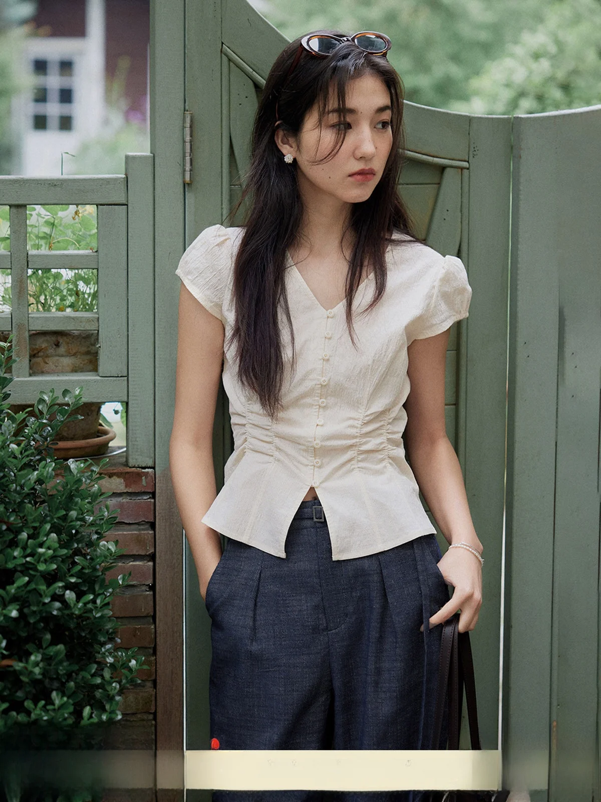 Solighter Vintage Pleated Short Sleeve V-Neck Shirt Women's Shirt Commute Style Cotton Blend Breathable Regular Fit Short Length
Solighter Vintage Pleated Short Sleeve V-Neck Shirt Women's Shirt Commute Style Cotton Blend Breathable Regular Fit Short Length