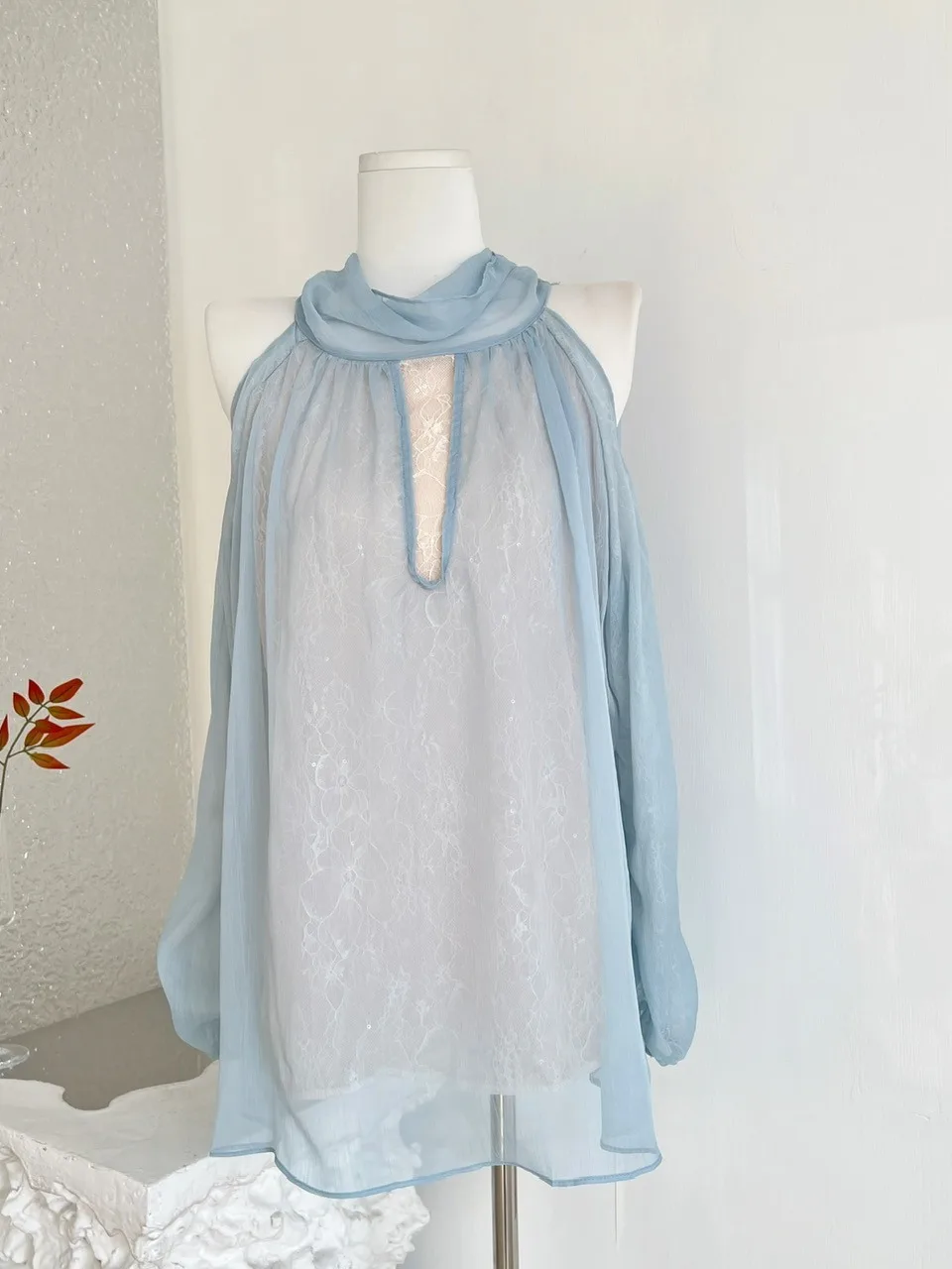 Французский летний топ свободного кроя с кружевными вставками и вырезом-халтер, женская шифоновая блузка 2026 года, элегантный дизайн Aosphere
Французский летний топ свободного кроя с кружевными вставками и вырезом-халтер, женская шифоновая блузка 2026 года, элегантный дизайн Aosphere