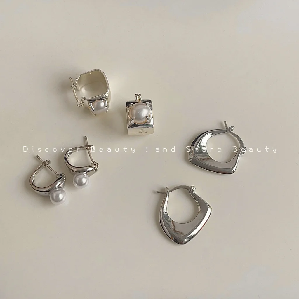 DIY accessories Cold wind silver metal ear buckle niche high-end freshwater pearl earrings personalized ins tide earrings wholes
DIY accessories Cold wind silver metal ear buckle niche high-end freshwater pearl earrings personalized ins tide earrings wholes
