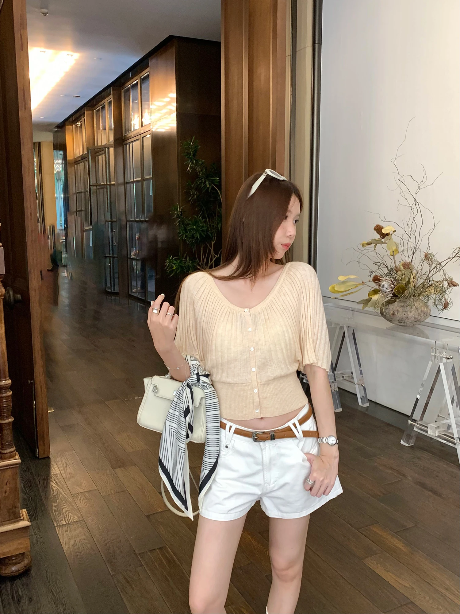 Elegant V-neck Bell Sleeve Knitted T-shirt Women Summer New Style Age-defying Fashion French Style Color Soft Comfortable
Elegant V-neck Bell Sleeve Knitted T-shirt Women Summer New Style Age-defying Fashion French Style Color Soft Comfortable