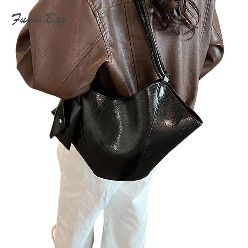 Fashionable Pleated Tote Bag Women New Autumn Winter Large Capacity Simple Versatile Bucket Shoulder Bag Commuting Armpit Bag
Fashionable Pleated Tote Bag Women New Autumn Winter Large Capacity Simple Versatile Bucket Shoulder Bag Commuting Armpit Bag