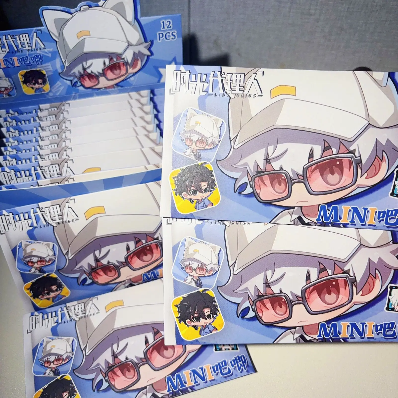 Коллекционная коробка Time Agent Mini Square Kiss - в одной упаковке 6 случайно отобранных жестяных значков в форме мультяшных персонажей.
Коллекционная коробка Time Agent Mini Square Kiss - в одной упаковке 6 случайно отобранных жестяных значков в форме мультяшных персонажей.