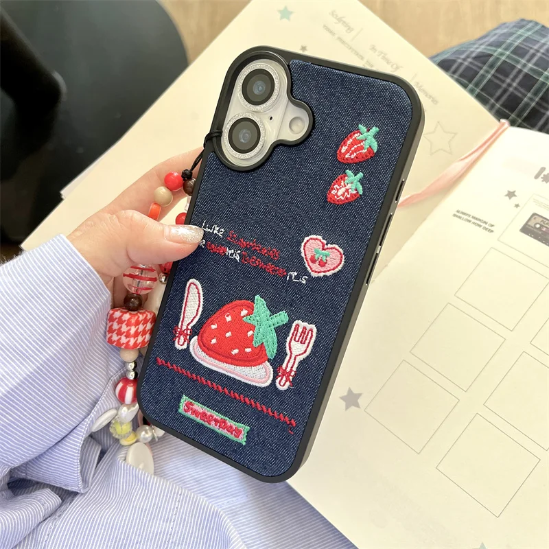 Джинсовый чехол с вышивкой клубники для iPhone 17 Pro 16 15 14 Pro Max, чехлы с цепочкой, милая корейская задняя крышка для 17 Pro Capa
Джинсовый чехол с вышивкой клубники для iPhone 17 Pro 16 15 14 Pro Max, чехлы с цепочкой, милая корейская задняя крышка для 17 Pro Capa