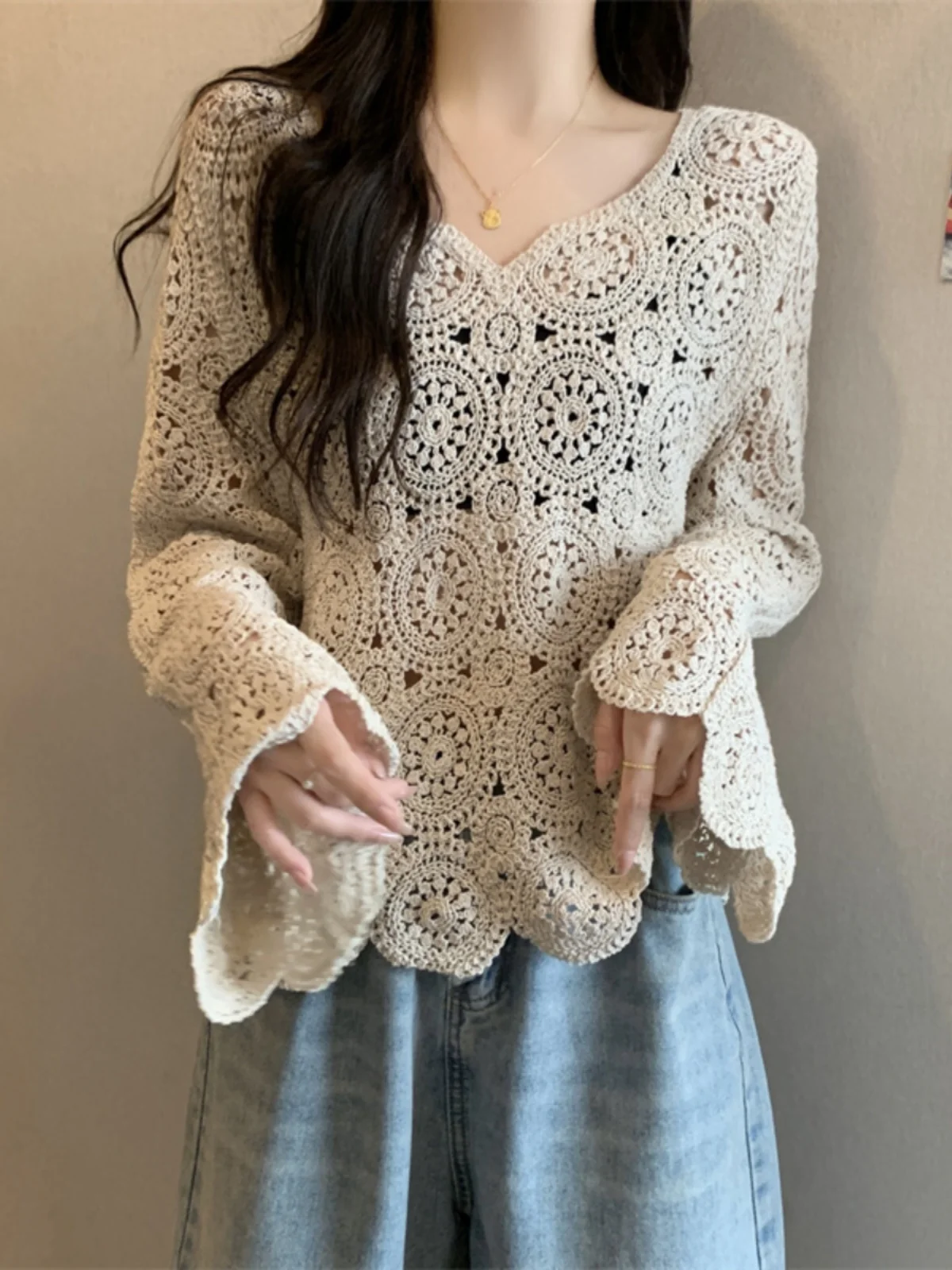 Slim Fit Short Ice Silk Knitted Sun Protection Cover up Top Women Summer Large Size Beautifully Embroidered V Neck Thin T Shirt
Slim Fit Short Ice Silk Knitted Sun Protection Cover up Top Women Summer Large Size Beautifully Embroidered V Neck Thin T Shirt