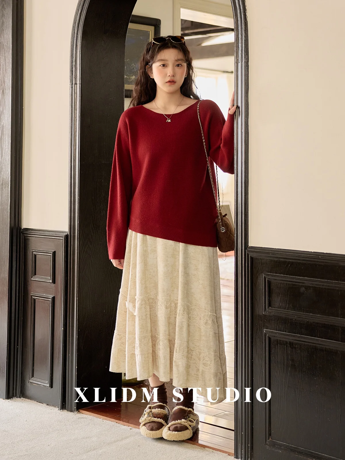 Теплый уютный женский трикотаж оверсайз: длинный свитер с круглым вырезом, повседневная зимняя простая модель с асимметричным подолом, подходит как нижняя одежда
Теплый уютный женский трикотаж оверсайз: длинный свитер с круглым вырезом, повседневная зимняя простая модель с асимметричным подолом, подходит как нижняя одежда