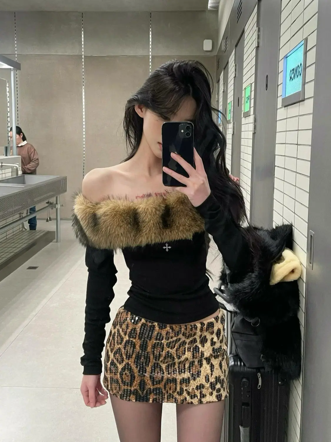 Gagaok, сексуальный топ, женские футболки, осень 202, с разрезом на шее, с открытыми плечами, меховые лоскутные футболки, уличная одежда, повседневная универсальная футболка
Gagaok, сексуальный топ, женские футболки, осень 202, с разрезом на шее, с открытыми плечами, меховые лоскутные футболки, уличная одежда, повседневная универсальная футболка