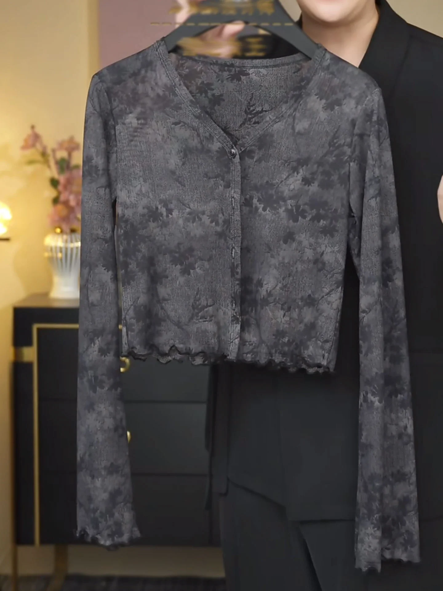 Ele Retro Print Design Long Sve ort Women's irt Summer Open Cardigan Top Korean Sle Straight Cut V-ne Other Ma...
Ele Retro Print Design Long Sve ort Women's irt Summer Open Cardigan Top Korean Sle Straight Cut V-ne Other Ma...