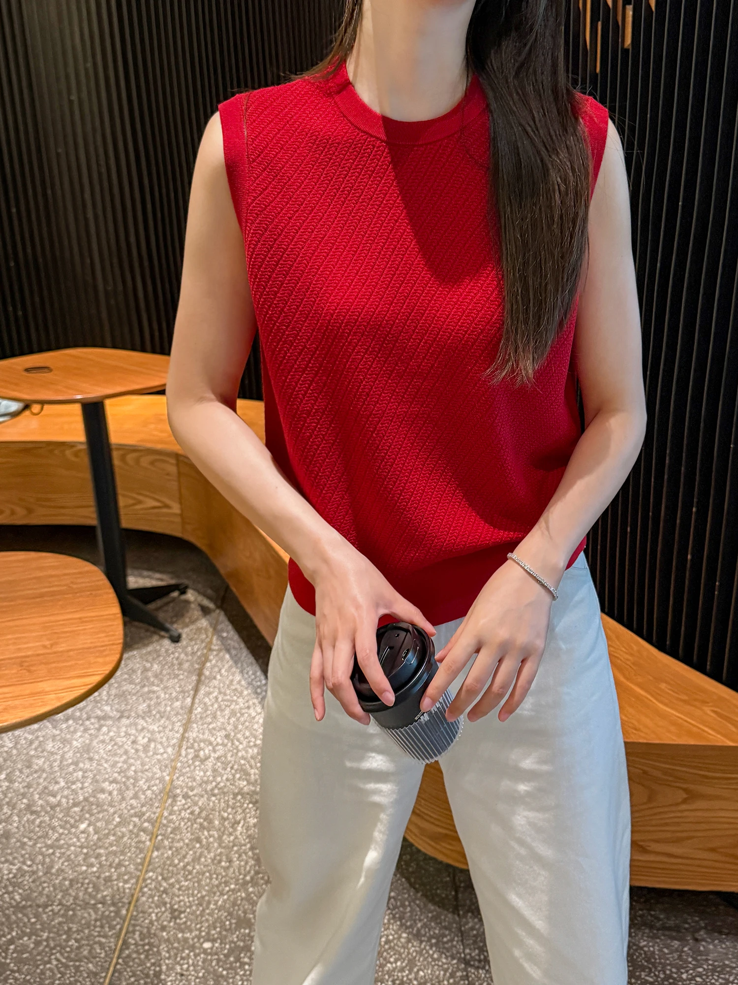Elegant Silk Wool Sleeveless Knitted Vest Spring Fashion Top Soft Woolen Thread Hollow out Design Neckline round Skin Friendly
Elegant Silk Wool Sleeveless Knitted Vest Spring Fashion Top Soft Woolen Thread Hollow out Design Neckline round Skin Friendly