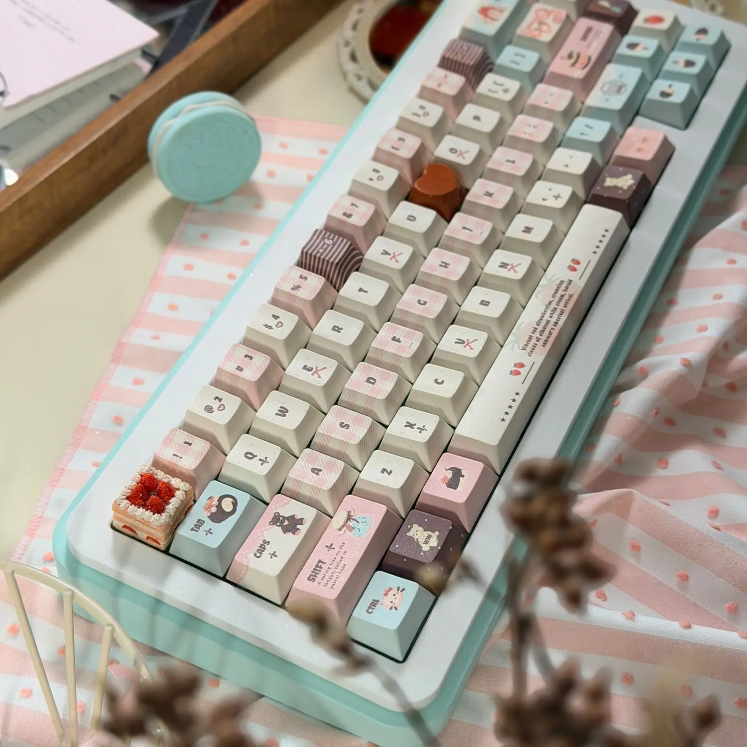 Original velvet strawberry mechanical keyboard keycaps magnetic shaft PBT five-sided sublimation customized original factory hei
Original velvet strawberry mechanical keyboard keycaps magnetic shaft PBT five-sided sublimation customized original factory hei