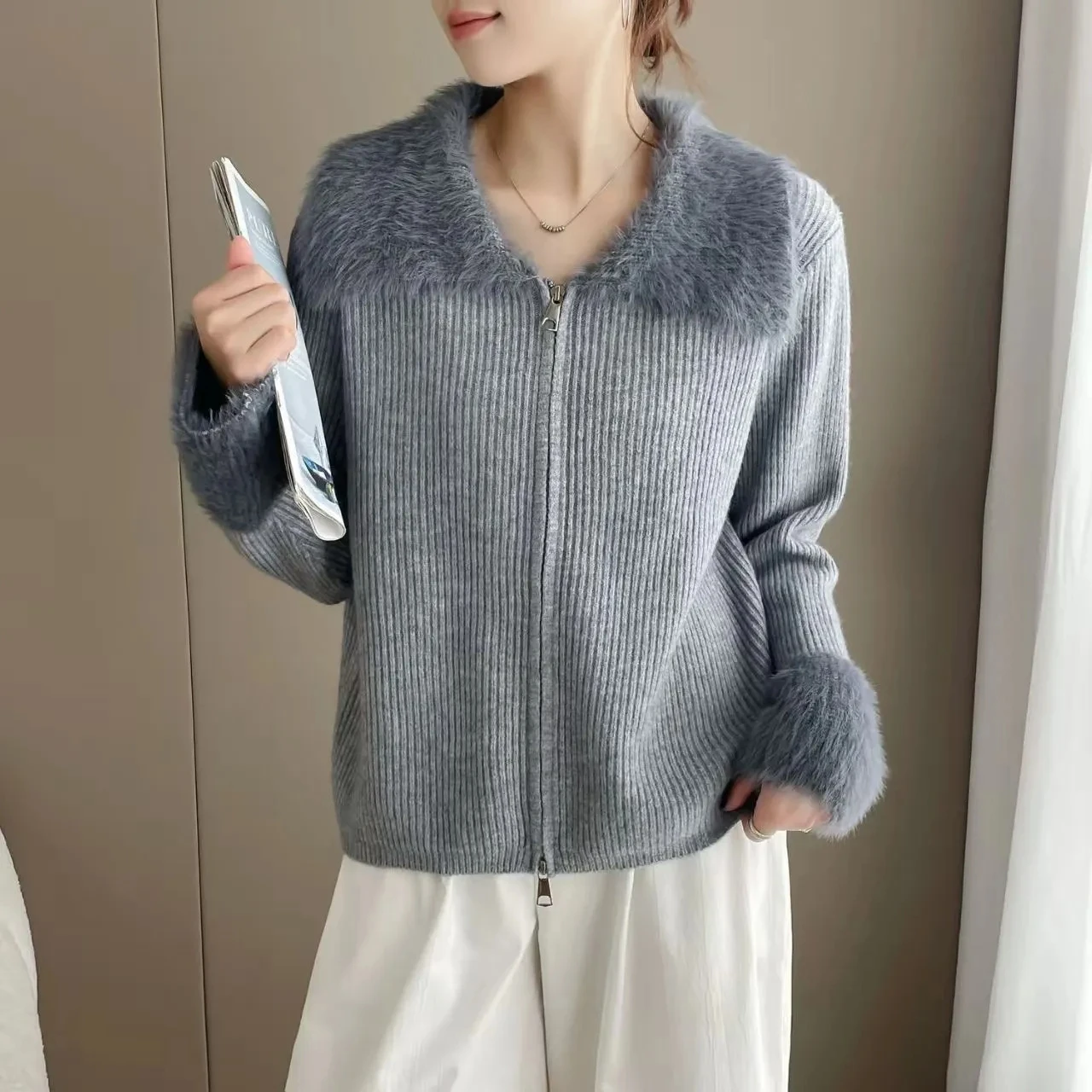 Autumn Winter High End Women Zipper Cardigan Sweater Coat Fashion Fur Collor Patchwork Long Sleeve Knitted Sweater Jacket
Autumn Winter High End Women Zipper Cardigan Sweater Coat Fashion Fur Collor Patchwork Long Sleeve Knitted Sweater Jacket
