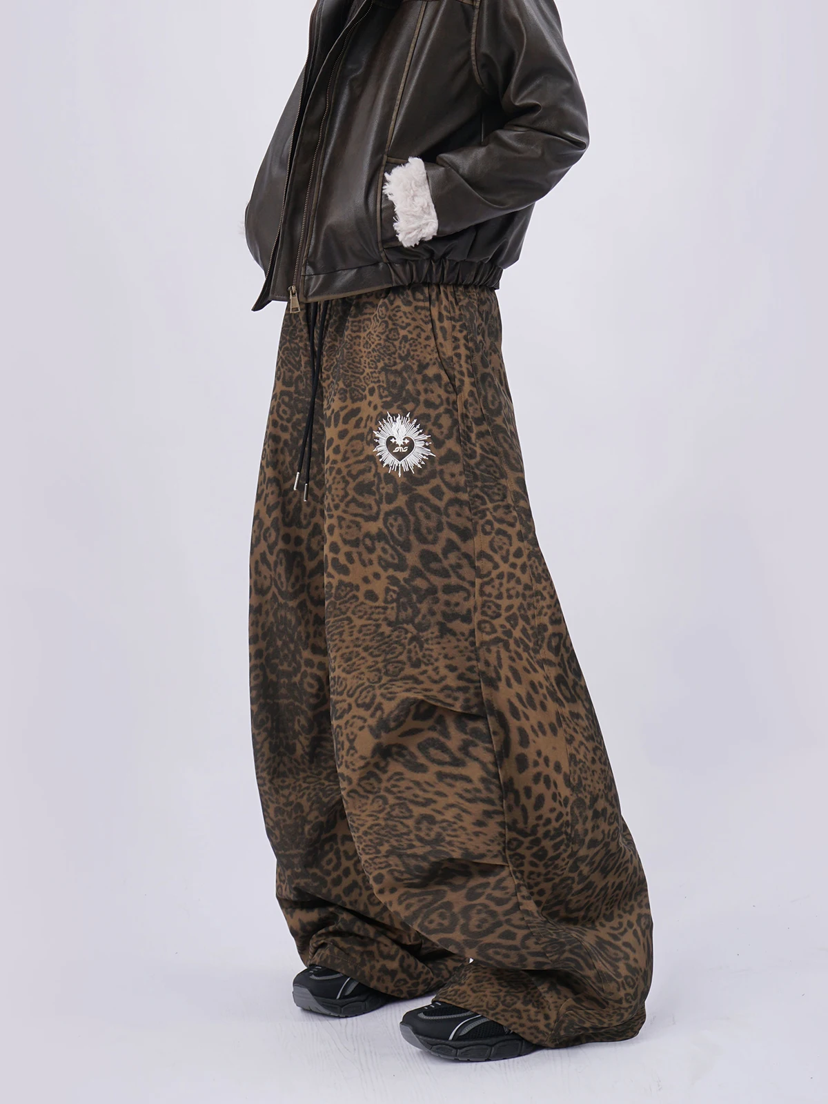 American Retro Leopard Print Workwear Sport Sweatpants Women Loose Hip Hop Jazz Dance Wide Leg Casual Trousers
American Retro Leopard Print Workwear Sport Sweatpants Women Loose Hip Hop Jazz Dance Wide Leg Casual Trousers