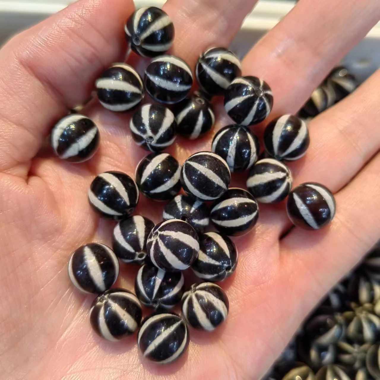 50pcs/lot natural ancient tortoise shell pattern agate melon beads Orbs Black and white 10mm Retro Ethnography Accessories diy
50pcs/lot natural ancient tortoise shell pattern agate melon beads Orbs Black and white 10mm Retro Ethnography Accessories diy