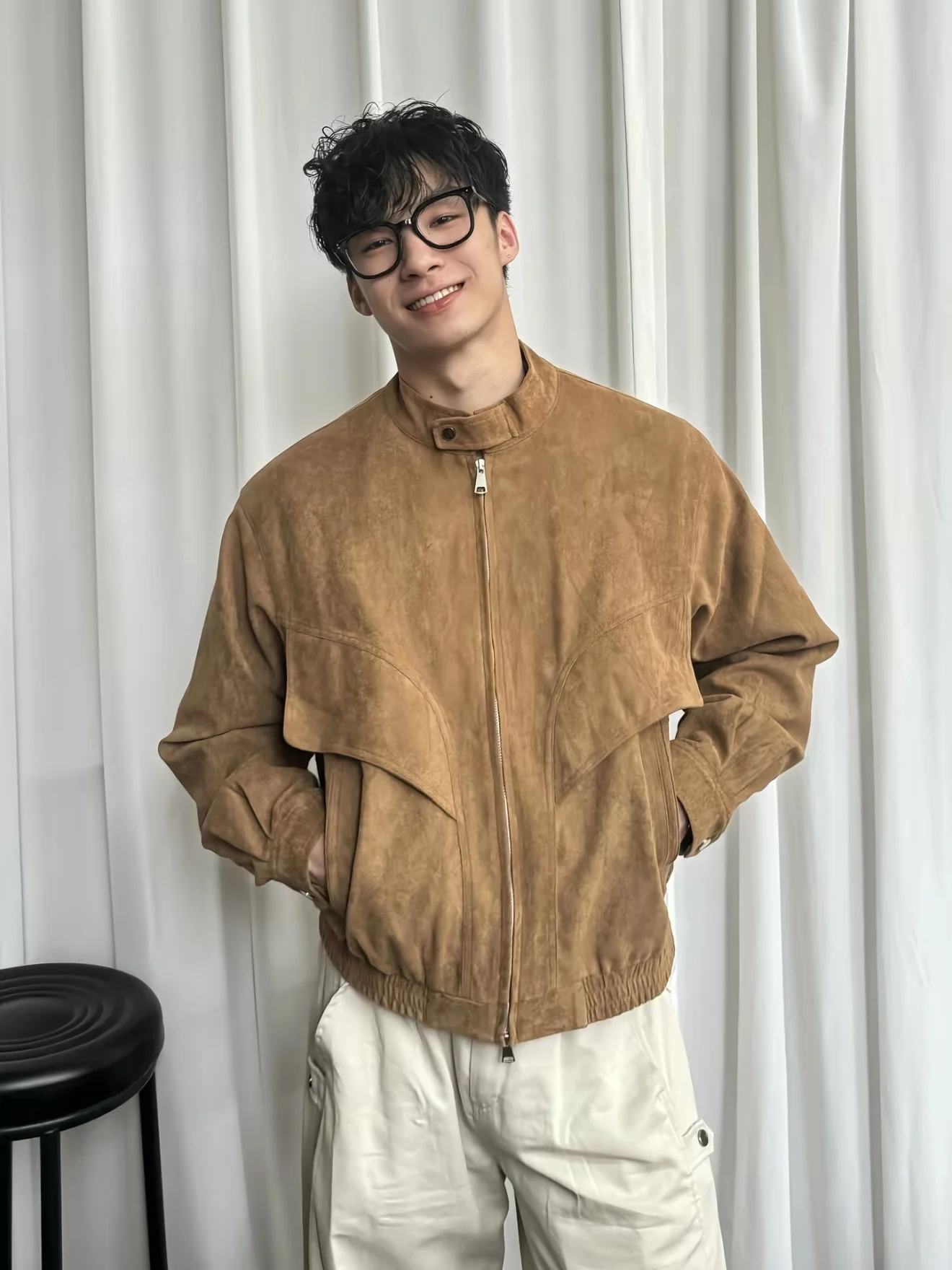 Замшевая куртка в стиле ретро в американском стиле, свободная повседневная универсальная конструкция, осенне-зимняя мода для мужчин и женщин
Замшевая куртка в стиле ретро в американском стиле, свободная повседневная универсальная конструкция, осенне-зимняя мода для мужчин и женщин