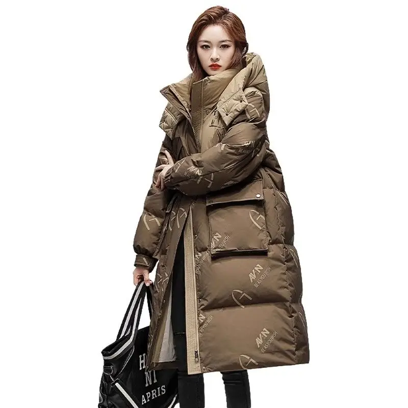 Универсальная хлопковая пуховая одежда среднего и длинного размера с принтом, женская новая корейская версия с капюшоном, модное утолщенное зимнее пальто для маленьких мужчин
Универсальная хлопковая пуховая одежда среднего и длинного размера с принтом, женская новая корейская версия с капюшоном, модное утолщенное зимнее пальто для маленьких мужчин