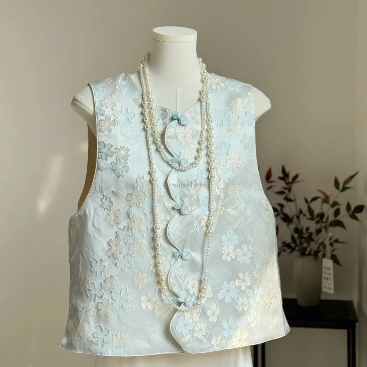 2025 new chinese improved retro fashion style women's spring jacquard top vest sleeveless embroidery loose tang suit waistcoat
2025 new chinese improved retro fashion style women's spring jacquard top vest sleeveless embroidery loose tang suit waistcoat