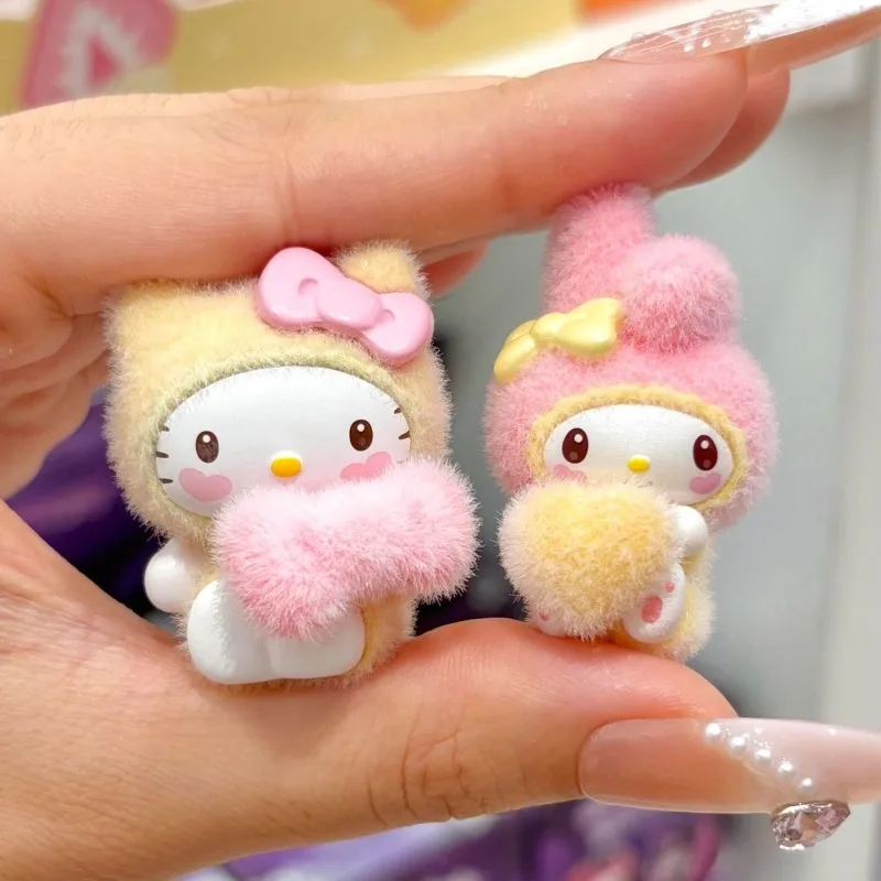 Sanrio Hello Kitty My Melody флокированная пушистая кавайная аниме-фигурка, милая мини-кукла, слепая коробка, коллекция игрушек, украшения, подарки для детей
Sanrio Hello Kitty My Melody флокированная пушистая кавайная аниме-фигурка, милая мини-кукла, слепая коробка, коллекция игрушек, украшения, подарки для детей