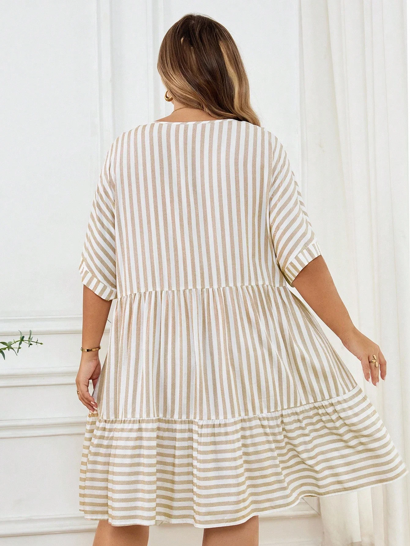 Plus Size Striped V-Neck Batwing Sleeve Ruffle Hem Casual Dress
Plus Size Striped V-Neck Batwing Sleeve Ruffle Hem Casual Dress