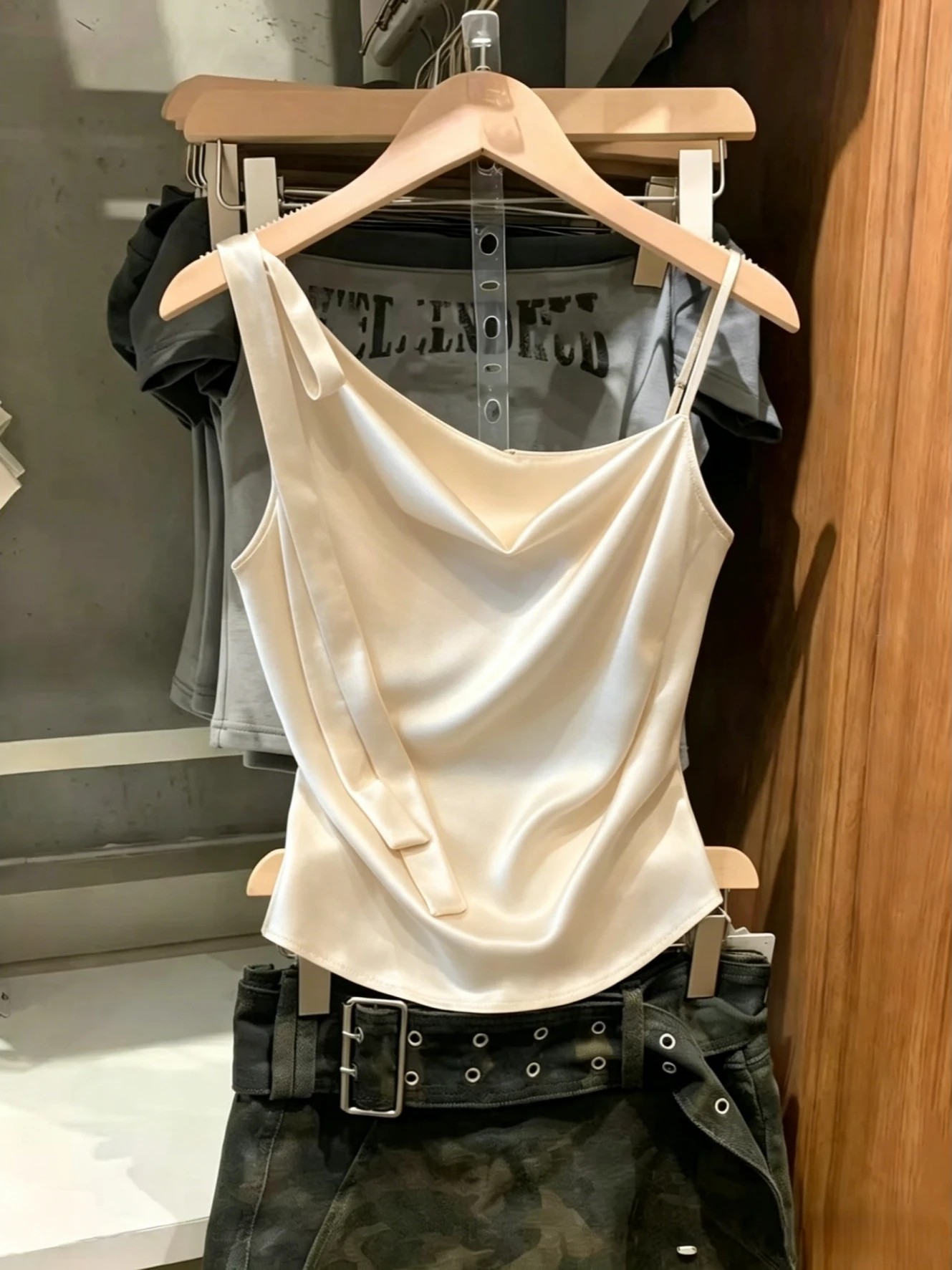 Pure Desire Acetate Satin Halter Neck Strap Vest Women's Summer New Sexy Inner Wear Sleeveless Top Original Design Loose...
Pure Desire Acetate Satin Halter Neck Strap Vest Women's Summer New Sexy Inner Wear Sleeveless Top Original Design Loose...