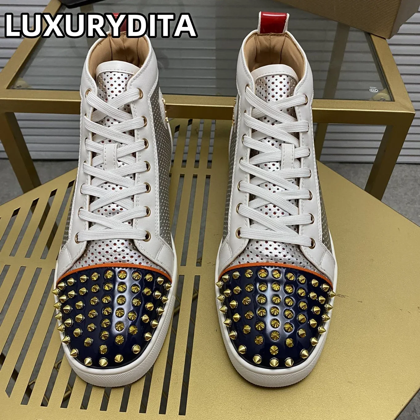 Top Quality Womens Trendy Casual Tennis Shoes Luxury Mens Real Leather Sneakers 35-48 Designr Rivet Red Sole Lovers Shoes M0228
Top Quality Womens Trendy Casual Tennis Shoes Luxury Mens Real Leather Sneakers 35-48 Designr Rivet Red Sole Lovers Shoes M0228