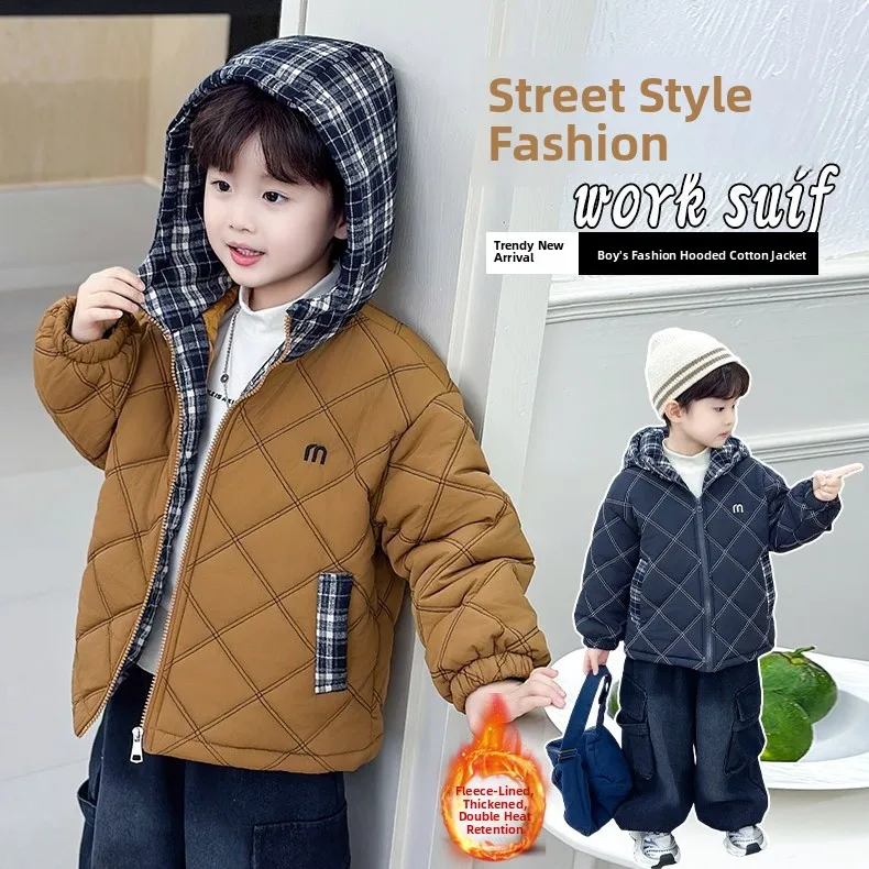 Утепленная хлопковая куртка для мальчиков с капюшоном, на молнии, с наполнителем из полиэфирного волокна, в стиле пэчворк, из полиуретана.
Утепленная хлопковая куртка для мальчиков с капюшоном, на молнии, с наполнителем из полиэфирного волокна, в стиле пэчворк, из полиуретана.