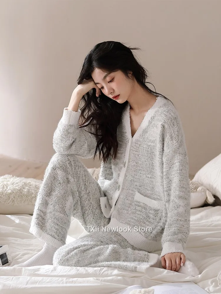 TXii New Pajamas Women's Half-side Velvet Autumn and Winter High-grade Simple Style Coral Velvet Home Clothes Soft Winter Suit
TXii New Pajamas Women's Half-side Velvet Autumn and Winter High-grade Simple Style Coral Velvet Home Clothes Soft Winter Suit