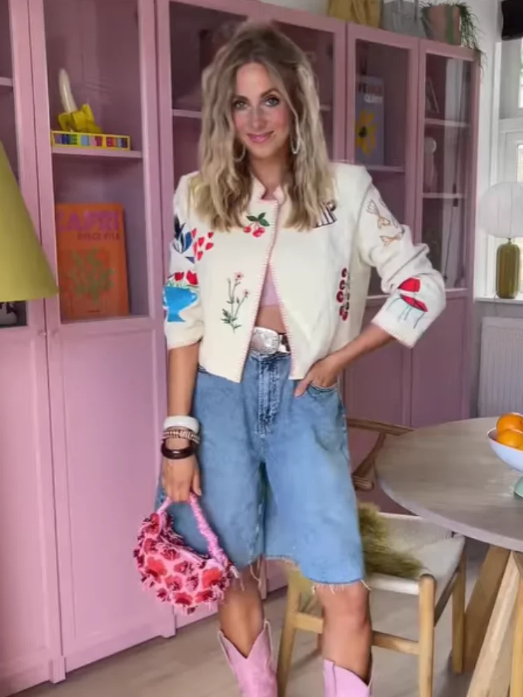 2025 Women's Embroidered Wool Short Jackets Autumn Casual Outerwears Street Wear Chic Collar Cozy Commute Office Jacket Fashion
2025 Women's Embroidered Wool Short Jackets Autumn Casual Outerwears Street Wear Chic Collar Cozy Commute Office Jacket Fashion