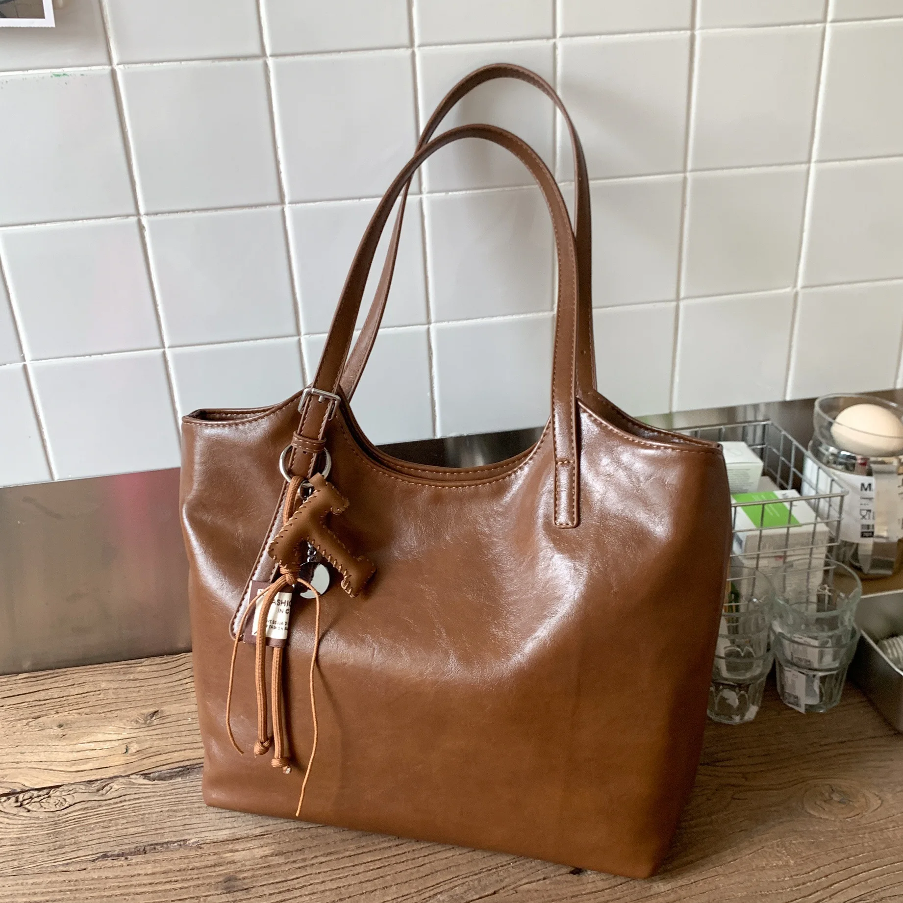 2025 Новая женская сумка через плечо большой вместимости, винтажная сумка-тоут, простая и универсальная сумка через плечо, дизайнерская роскошная сумка для 
2025 Новая женская сумка через плечо большой вместимости, винтажная сумка-тоут, простая и универсальная сумка через плечо, дизайнерская роскошная сумка для