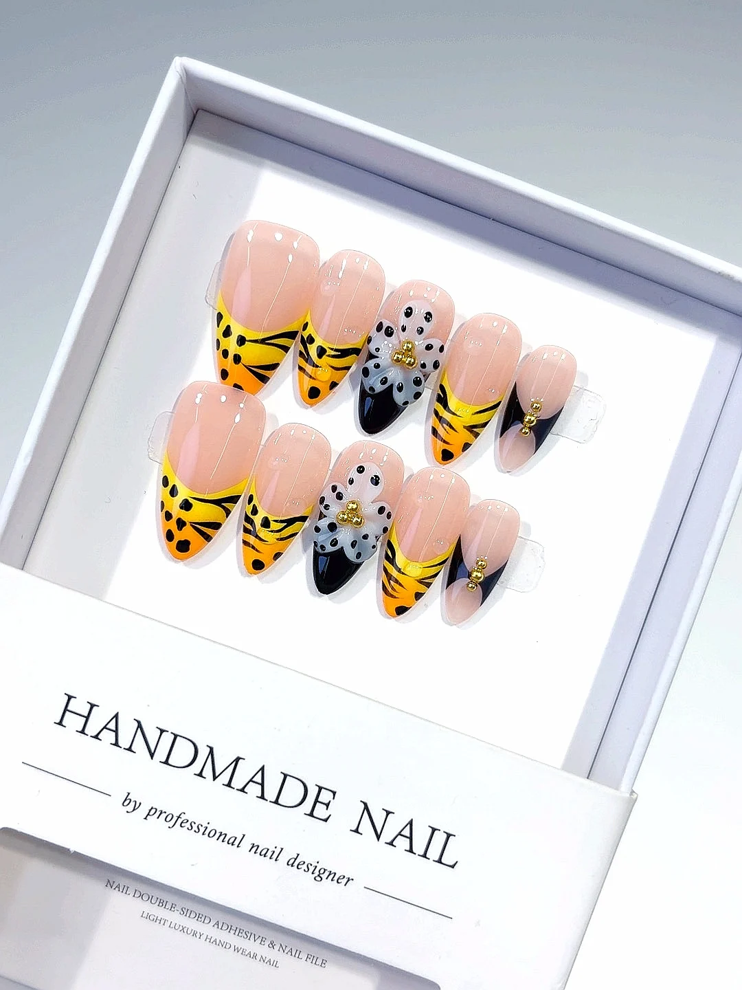 Винтажные ногти с цветочным принтом, короткие квадратные накладные ногти с жемчужными деталями (D501)
Винтажные ногти с цветочным принтом, короткие квадратные накладные ногти с жемчужными деталями (D501)