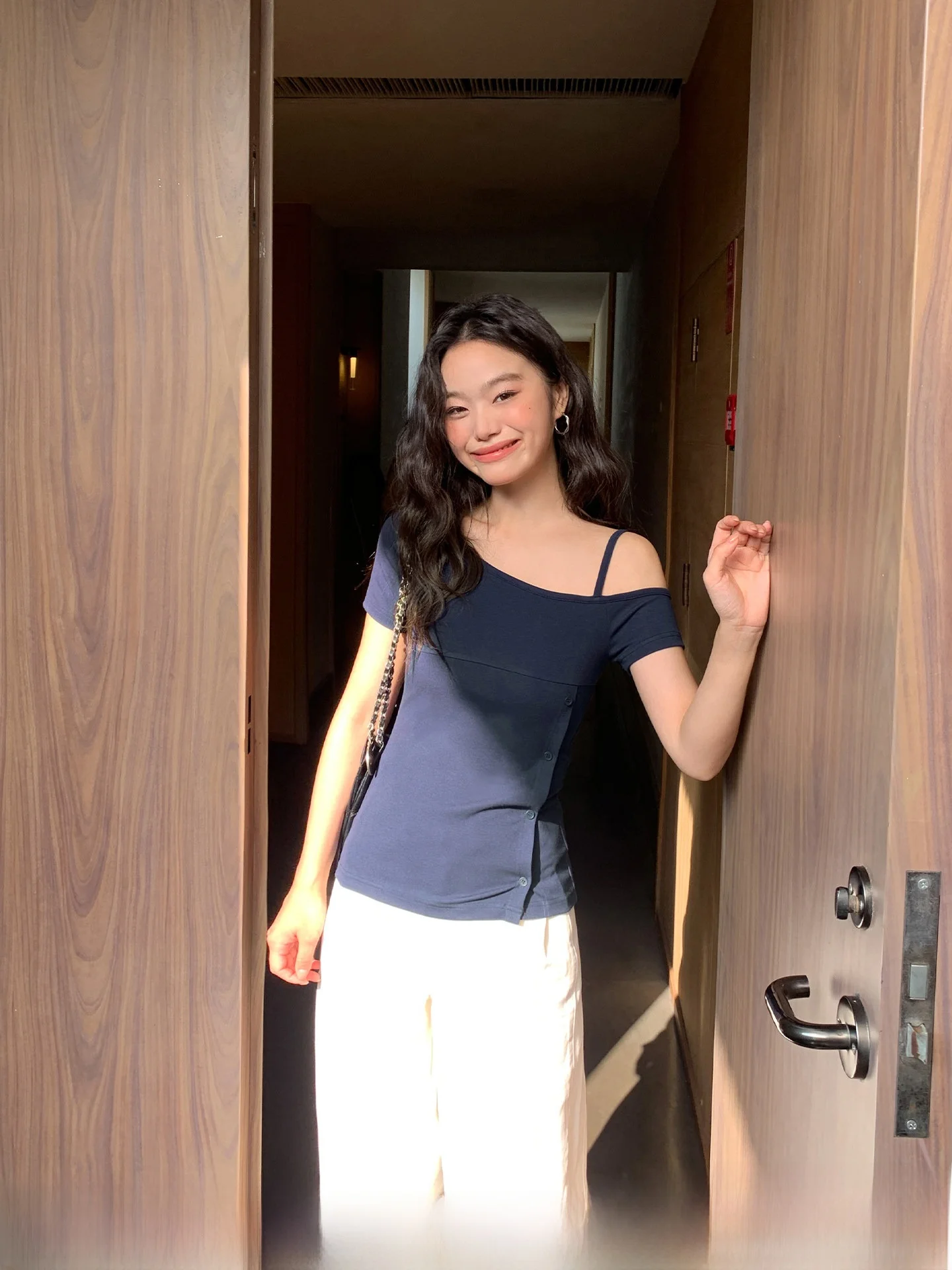 Asymmetric One-Shoulder Slant Collar T-Shirt Women Summer New Pure Desire Unique Top Ladies Simple Style Slim Fit Short Sleev...
Asymmetric One-Shoulder Slant Collar T-Shirt Women Summer New Pure Desire Unique Top Ladies Simple Style Slim Fit Short Sleev...