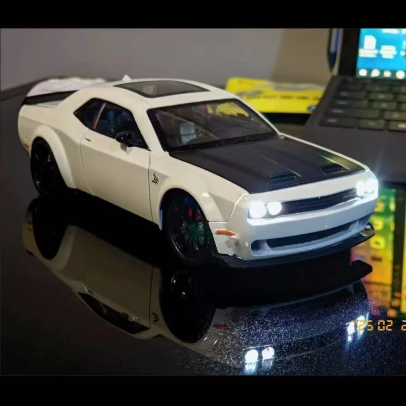 Масштаб 1/24 Dodge Challenger SRT Hellcat, модель игрушечного автомобиля, металлический литой под давлением звук, свет, спортивный автомобиль, 4-дверный открытый автомобиль, подарки для мальчиков 
Масштаб 1/24 Dodge Challenger SRT Hellcat, модель игрушечного автомобиля, металлический литой под давлением звук, свет, спортивный автомобиль, 4-дверный открытый автомобиль, подарки для мальчиков