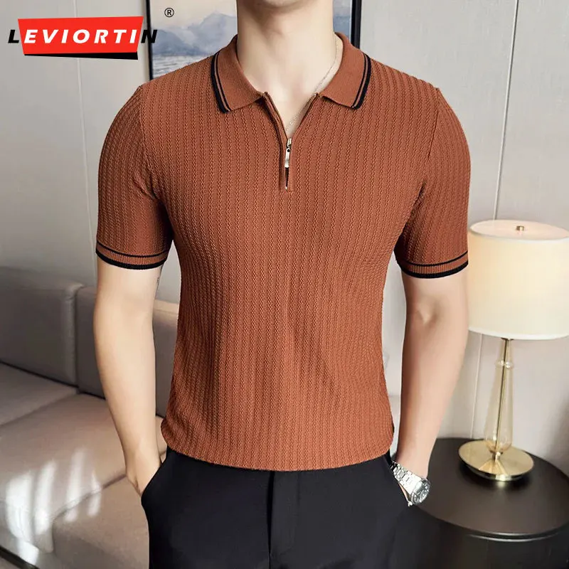 2024 Summer Men's New Knitted Pattern Knitted Short sleeved T-shirt with Lapel Panel Color Polo Shirt Half Zipper M- 3XL
2024 Summer Men's New Knitted Pattern Knitted Short sleeved T-shirt with Lapel Panel Color Polo Shirt Half Zipper M- 3XL