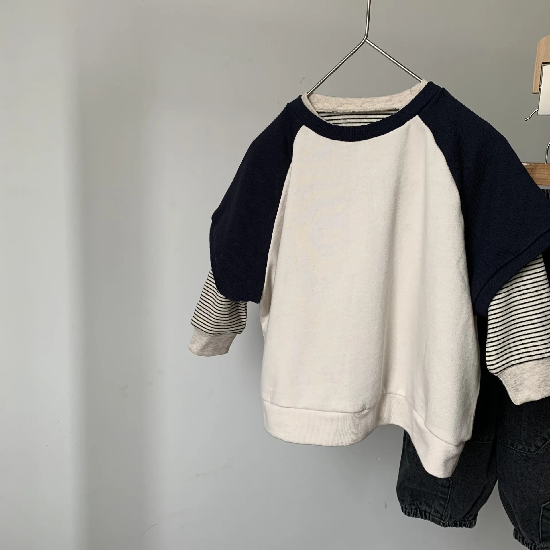 Korean The New Autumn Men's and Girls' Shoulder Sleeves Color Matching Short-sleeved Sweater Children's Loose Casual Top
Korean The New Autumn Men's and Girls' Shoulder Sleeves Color Matching Short-sleeved Sweater Children's Loose Casual Top