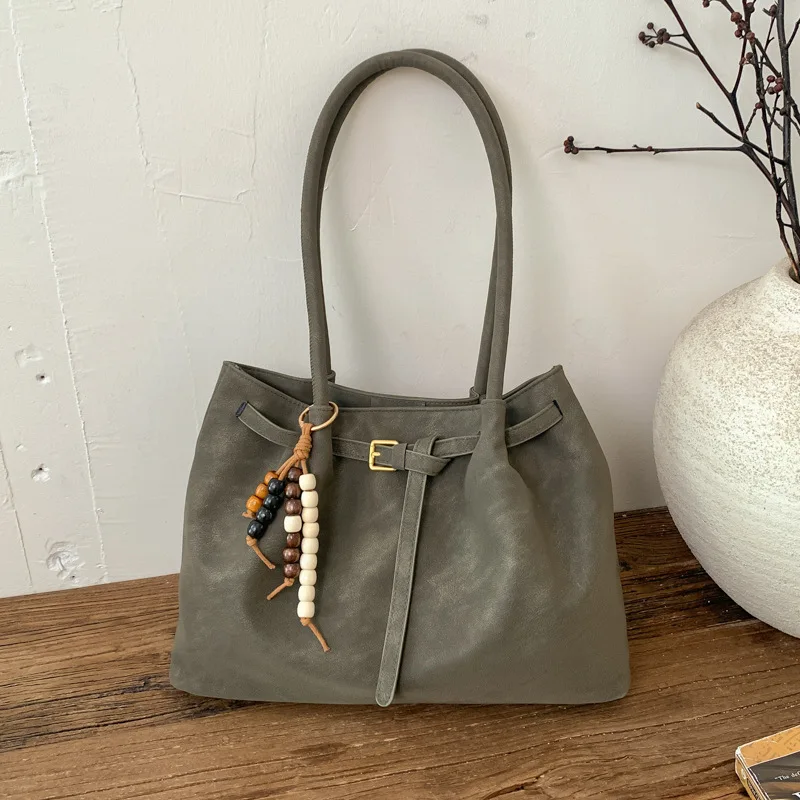 New Women Simple Shoulder Bag Fashion Casual Comfortable and Versatile Texture Crossbody Handle Bag Retro Suede Commuting Bag
New Women Simple Shoulder Bag Fashion Casual Comfortable and Versatile Texture Crossbody Handle Bag Retro Suede Commuting Bag