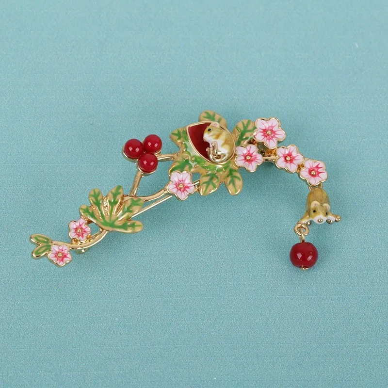 18K Gold-plated British Enamel Handmade Fairy Tale Style Cute Mouse Sleeping Pendant Brooch Cute Pins Brooches for Women Luxury
18K Gold-plated British Enamel Handmade Fairy Tale Style Cute Mouse Sleeping Pendant Brooch Cute Pins Brooches for Women Luxury