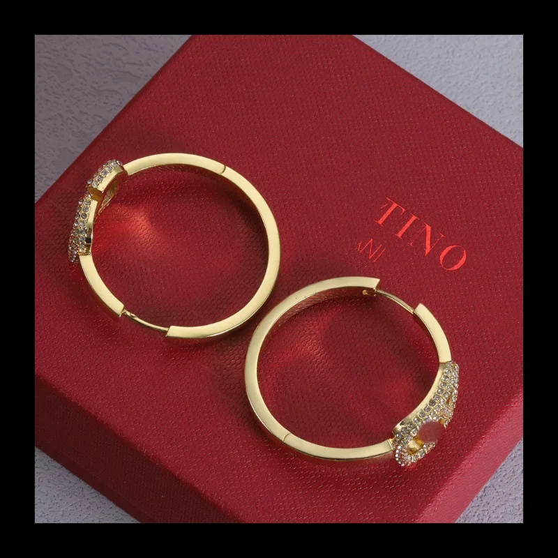 Серьги Huajia: Новая модель 2024 года, женские, с буквами, полностью инкрустированные бриллиантами, на серебряной игле
Серьги Huajia: Новая модель 2024 года, женские, с буквами, полностью инкрустированные бриллиантами, на серебряной игле