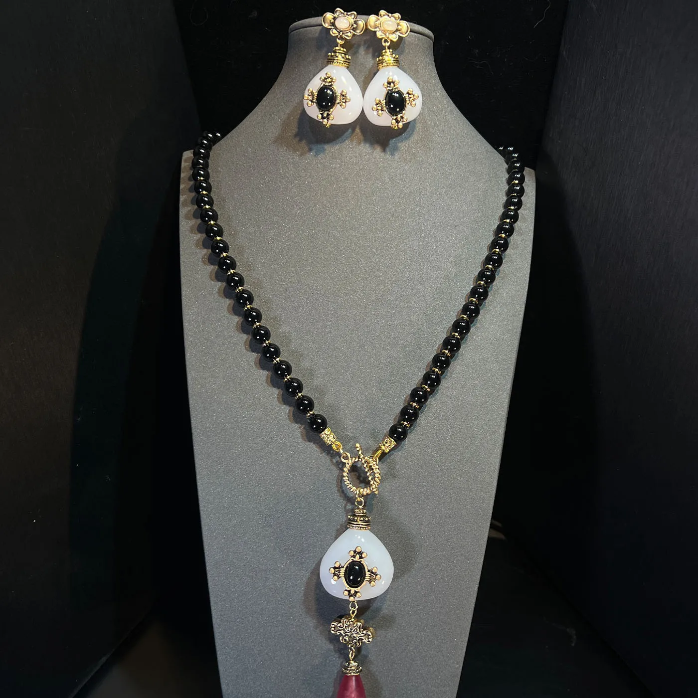 Новый модный комплект украшений из агата: винтажное колье и серьги (однослойные и двухслойные)
Новый модный комплект украшений из агата: винтажное колье и серьги (однослойные и двухслойные)