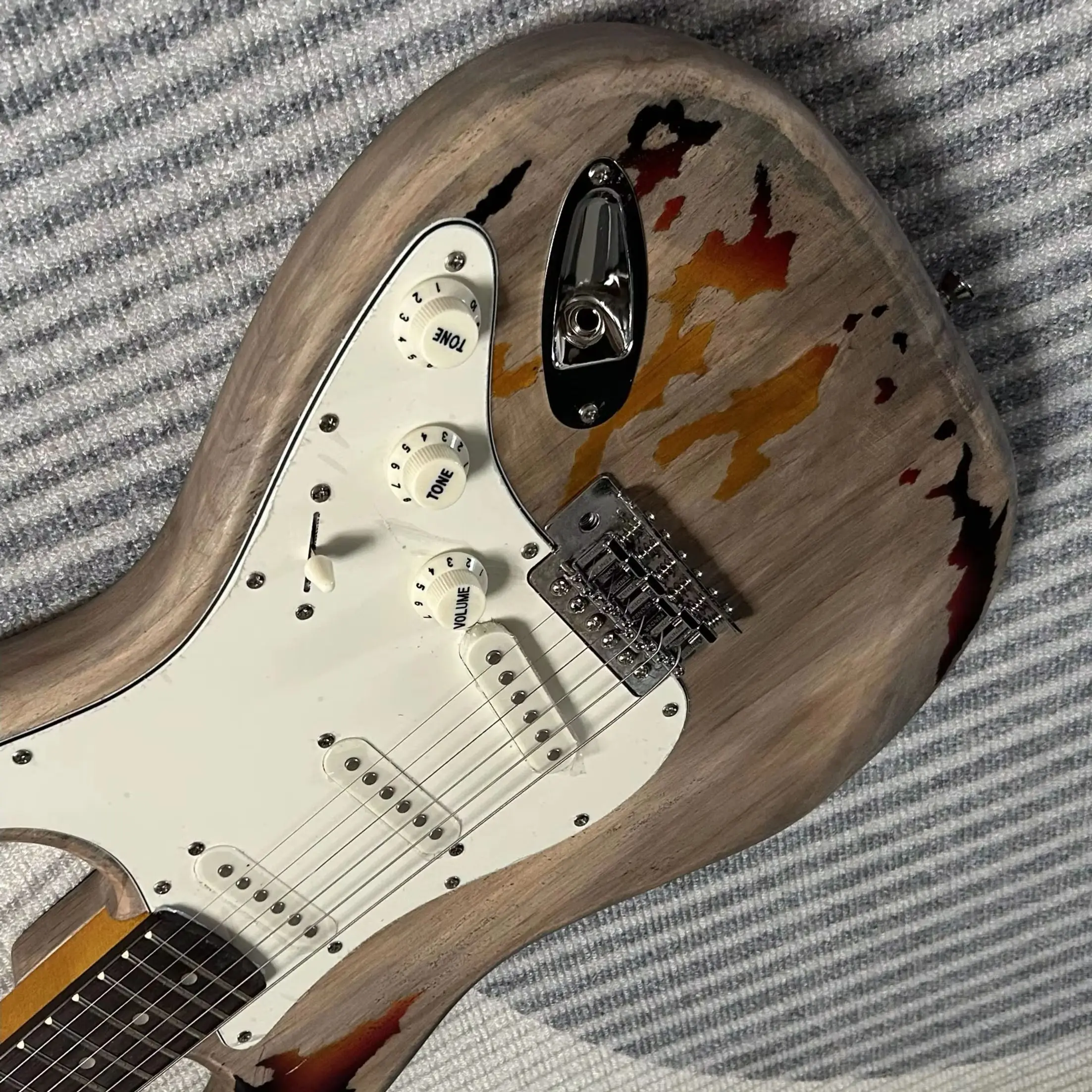Hot Sale Electric Guitars Vintage Sunburst Color Rosewood Fretboard Alder Body 21Frets
Hot Sale Electric Guitars Vintage Sunburst Color Rosewood Fretboard Alder Body 21Frets