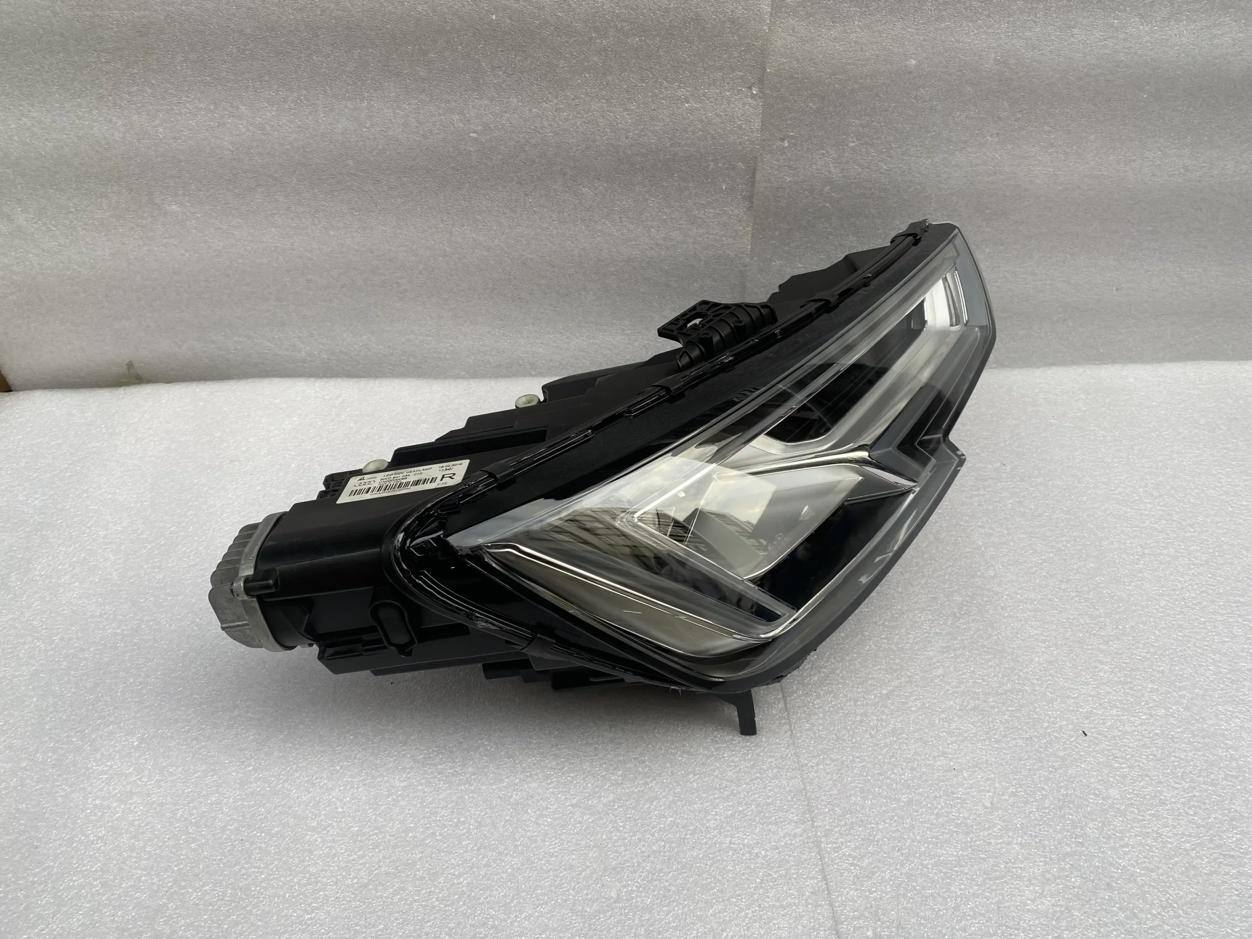 Car Accessories LED Lamp For 2016-2018 Audi A4L A4 B10 Headlight High Quality Headlamp Assembly Auto Lighting Systems
Car Accessories LED Lamp For 2016-2018 Audi A4L A4 B10 Headlight High Quality Headlamp Assembly Auto Lighting Systems