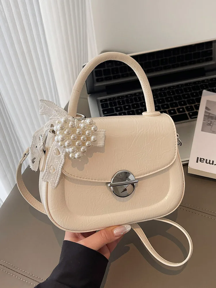 Trend Texture PU Leather Women' Handbags Korean Edition Fashion Small Square Bag with Pendant High Quality Crossbody Bags
Trend Texture PU Leather Women' Handbags Korean Edition Fashion Small Square Bag with Pendant High Quality Crossbody Bags