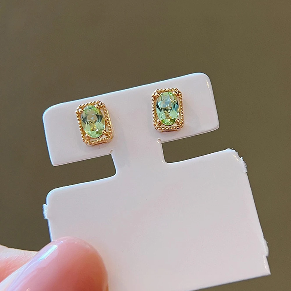 Серьги из чистого серебра 925 Сережки с квадратным изумрудом простые, классические, универсальные, изысканные, подходят для ежедневных поездок на работу.
Серьги из чистого серебра 925 Сережки с квадратным изумрудом простые, классические, универсальные, изысканные, подходят для ежедневных поездок на работу.