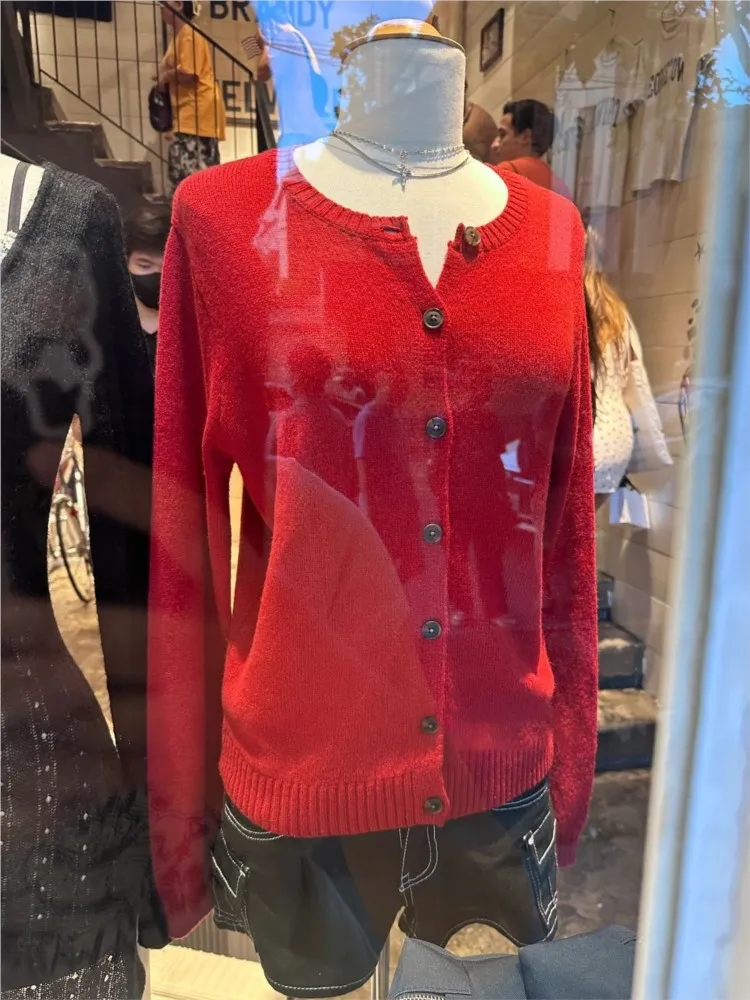 New Simple Red Knitted Sweater Cardigan Autumn Round Neck Single Breasted Cotton Knitwear Casual Vintage Chic Y2K Sweaters Coat
New Simple Red Knitted Sweater Cardigan Autumn Round Neck Single Breasted Cotton Knitwear Casual Vintage Chic Y2K Sweaters Coat