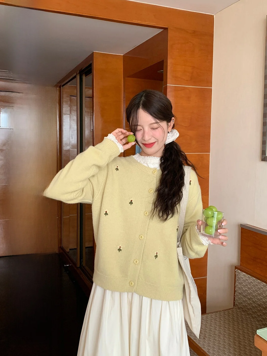 Женский вязаный кардиган в стиле ретро с вышивкой цветов, мягкий, корейский, зимний, дышащий, комфортный, с длинными рукавами, свободного кроя
Женский вязаный кардиган в стиле ретро с вышивкой цветов, мягкий, корейский, зимний, дышащий, комфортный, с длинными рукавами, свободного кроя