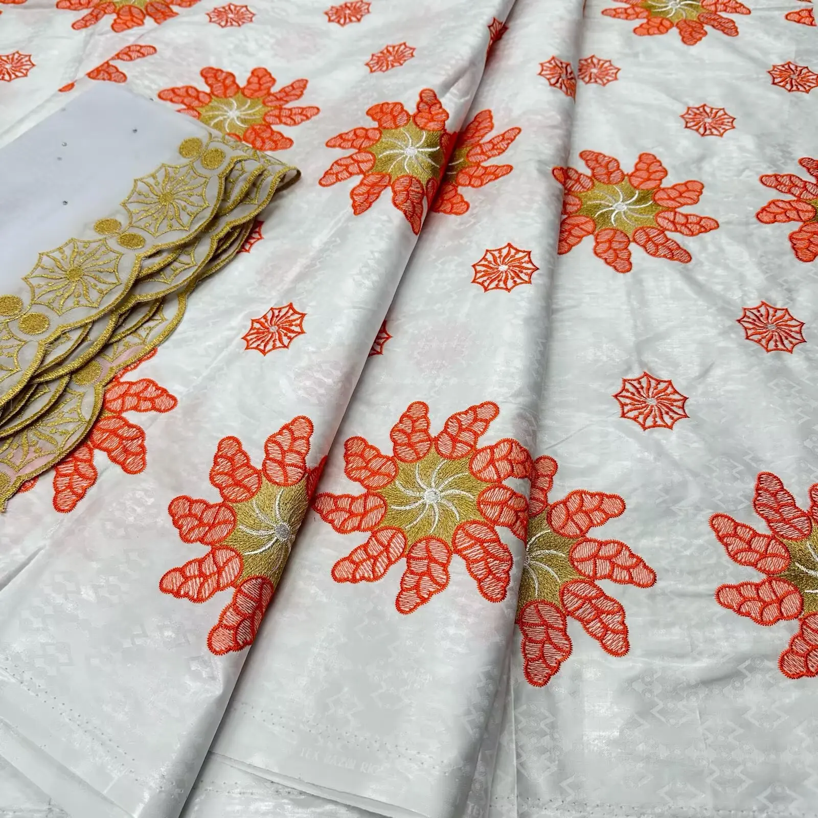 Африканский нигерийский французский хит продаж: кружевная ткань Базин 135 см (5+2 ярда) для мужской одежды 2026 года, для элитных свадебных и праздничных нарядов жениха
Африканский нигерийский французский хит продаж: кружевная ткань Базин 135 см (5+2 ярда) для мужской одежды 2026 года, для элитных свадебных и праздничных нарядов жениха