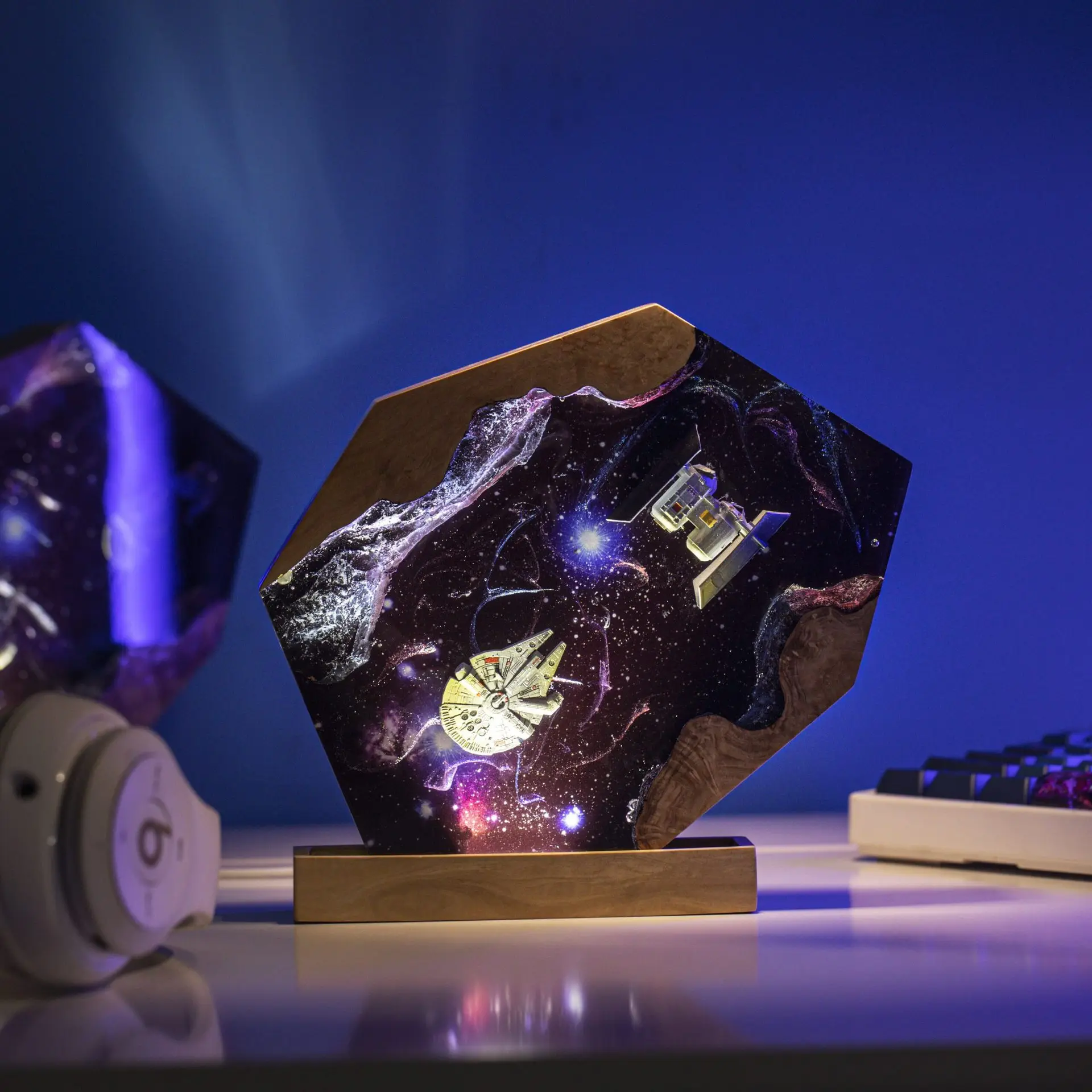 Spaceship Resin Lamp Elden Ring Theme Night Light Creative Art Decoration Millennium Falcon Table Lamp USB Charging
Spaceship Resin Lamp Elden Ring Theme Night Light Creative Art Decoration Millennium Falcon Table Lamp USB Charging